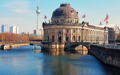 How can tour guides stay informed about the latest news in Berlin?